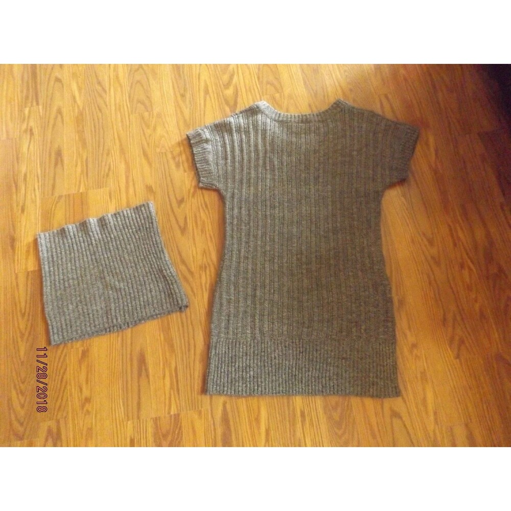 AGB Tunic Style Sweater W/Matching Scarf Size: Small NEW WITHOUT TAGS! SO CUTE!!